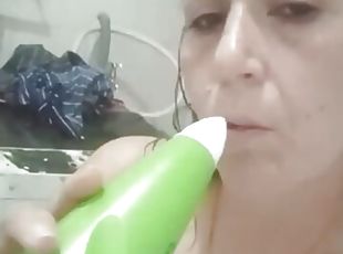 bañando, botella, con-el-puño, enorme, masturbación, mayor, coño-pussy, profesora, amateur, babes