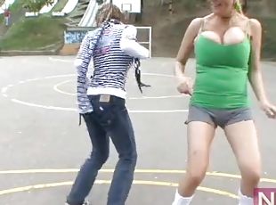 tetas-grandes, al-aire-libre, deporte, babes, coletas, fútbol