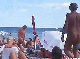 Sulla spiaggia la voglia è irrefrenabile