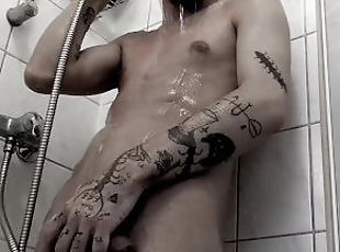 mandi, mastubasi, orgasme, penis-besar, remaja, mainan, kotor, teransang, mandi-shower, tato