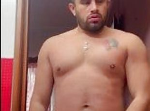 Chico caliente se masturba en el baño del motel