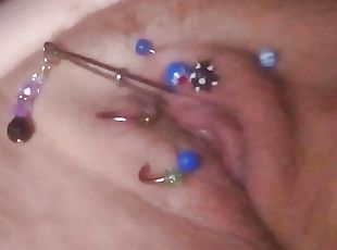 clítoris, masturbación, coño-pussy, squirting, juguete, rubia, americano, con-piercings, húmedo, pequeña