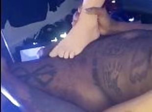 amateur, énorme-bite, ados, gay, pieds, fétiche, solo, branlette-avec-les-pieds, tatouage, bite