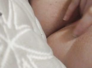 19 year old virgin masturbates while very wet