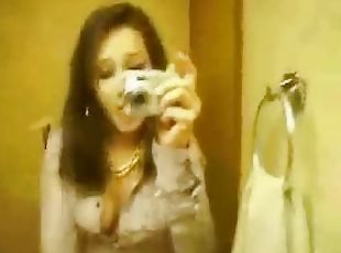 Cute chick self-shooting nude in the bathroom