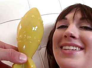 Dirty chick Alana Rains enjoys destroying her gaping asshole