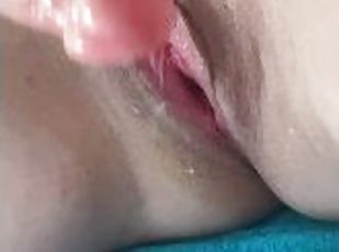 clítoris, masturbación, orgasmo, coño-pussy, squirting, amateur, madurita-caliente, juguete, con-piercings, prieto