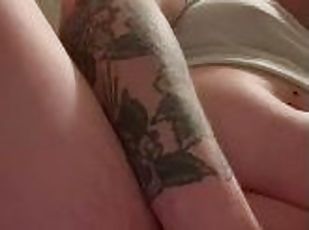 gros-nichons, masturbation, giclée, amateur, ados, doigtage, blonde, solo, tatouage