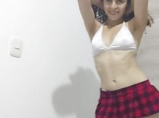 Linda colegiala se masturba para su profesor