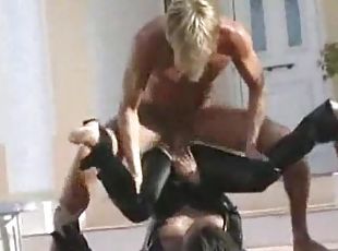 en-plein-air, fellation, ejaculation-sur-le-corps, hardcore, branlette, sur-le-visage, blonde, kinky, fétiche, latex