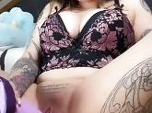 gros-nichons, masturbation, chatte-pussy, amateur, jouet, lingerie, solo, humide, brunette, tatouage