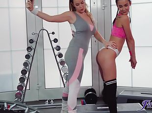 gros-nichons, chatte-pussy, babes, lesbienne, pornstar, doigtage, première-fois, salle-de-gym, jambes