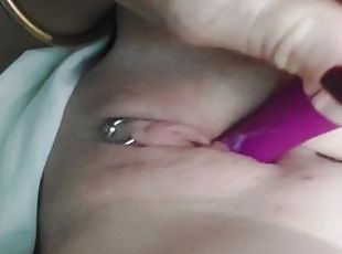 clítoris, masturbación, orgasmo, coño-pussy, amateur, juguete, corrida, con-piercings, a-solas