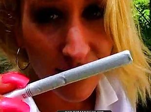 al-aire-libre, medias, rubia, impresionante, fetichista, fumando