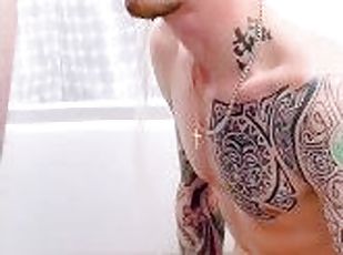 pisser, amateur, gay, britannique, fétiche, solo, musclé, minet, tatouage, alcool