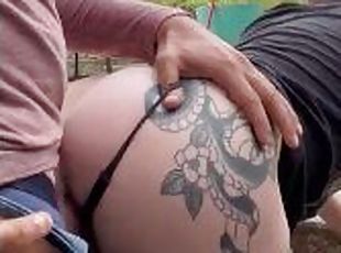 cuatro-patas, al-aire-libre, público, amateur, madurita-caliente, bragas, follando-fucking, tatuaje, piernas, lengua