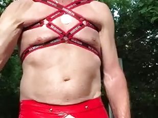 en-plein-air, public, gay, bdsm, fétiche, latex, solo